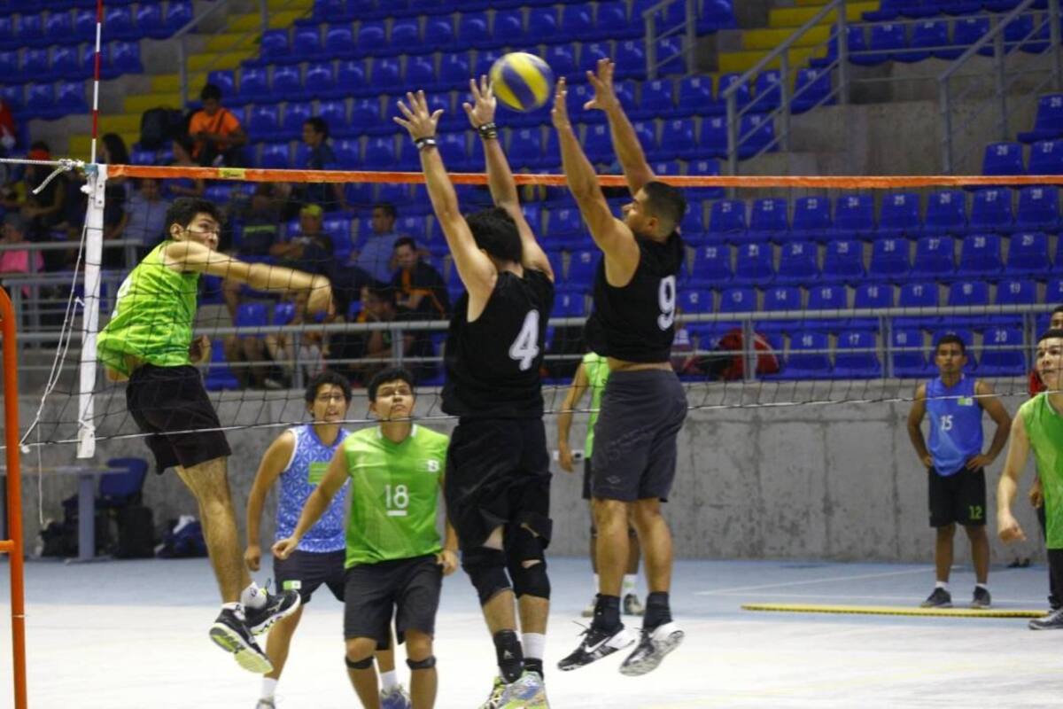 Fueron cuatro días de intensa actividad del voleibol en el coliseo Bicentenario - ‘Alejandro Galvis Ramírez’, con la disputa de los torneos Comunitario y Estudiantil que organizó el Inderbu. En la gráfica, el partido por el tercer lugar en la rama masculina entre UIS y Leopardos. (Foto: César Flórez / VANGUARDIA LIBERAL)