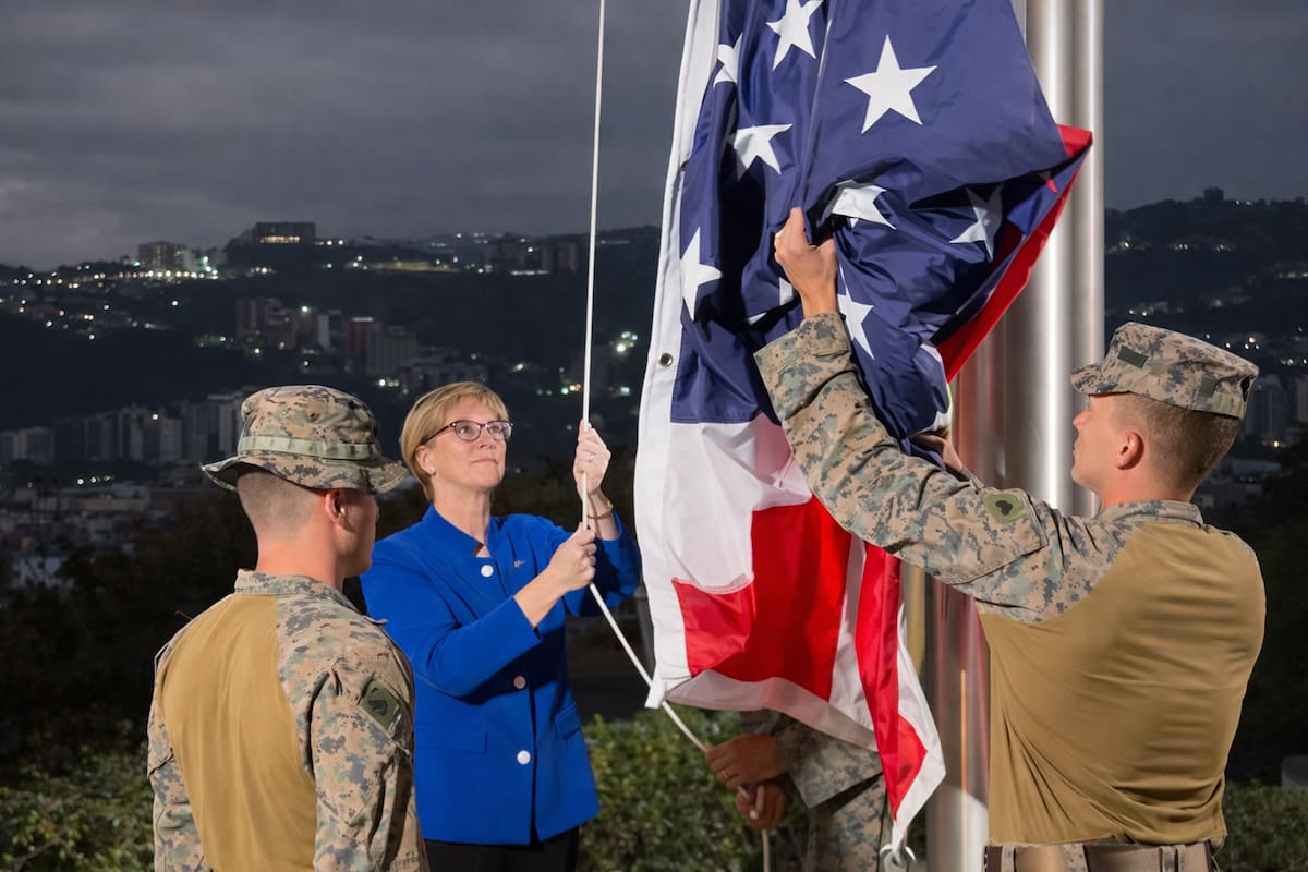 La mañana del 14 de marzo de 2026, la embajadora Laura Dogu y su equipo izaron la bandera estadounidense—exactamente siete años después de que fuera arriada. Foto: Embajada de EE.UU. en Caracas