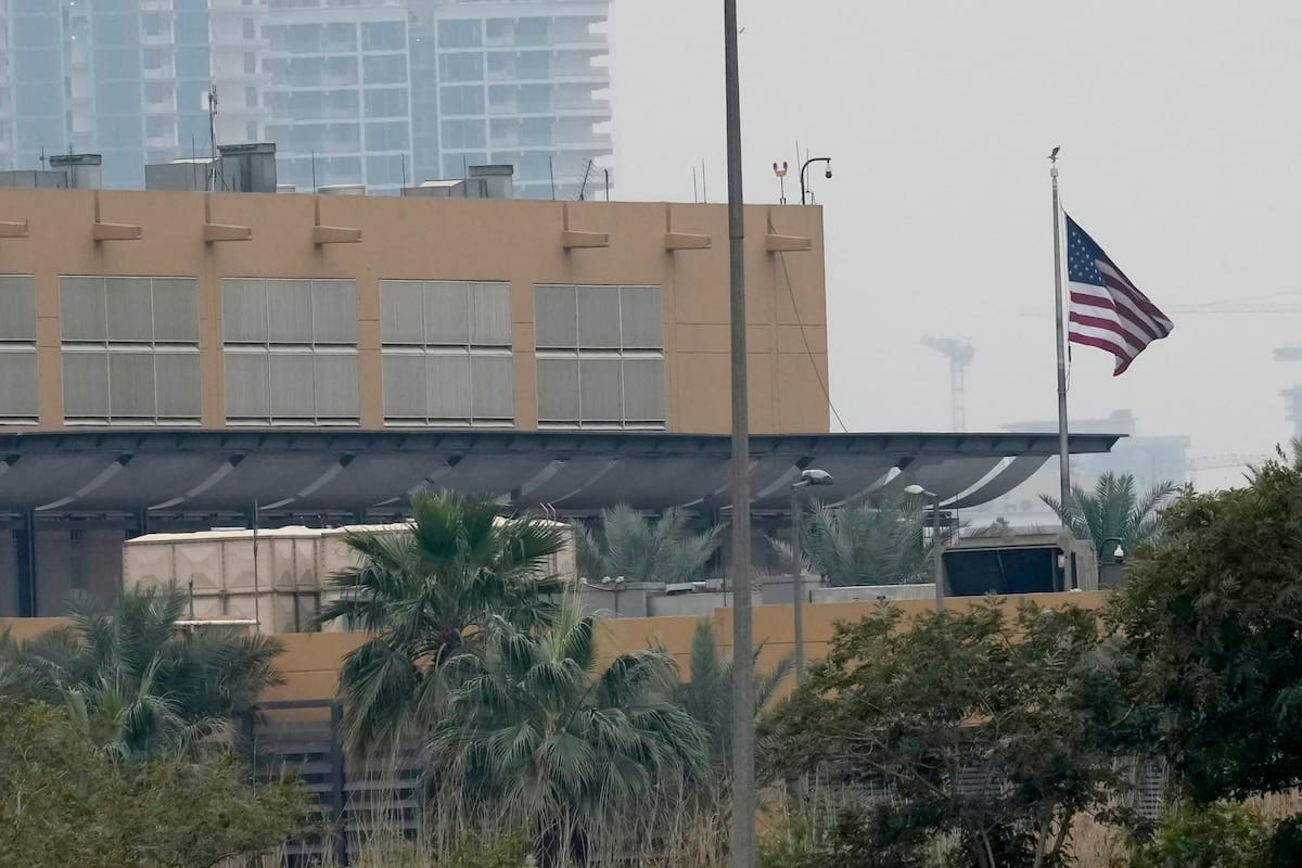 Vista general del recinto de la Embajada de Estados Unidos tras un reportado ataque con misiles en Bagdad, Irak, este 14 de marzo de 2026, en medio de las escaladas militares entre EE. UU., Israel e Irán que comenzaron el 28 de febrero. La misión estadounidense no comentó de inmediato sobre el incidente. (Estados Unidos, Bagdad) EFE/EPA/CEERWAN AZIZ