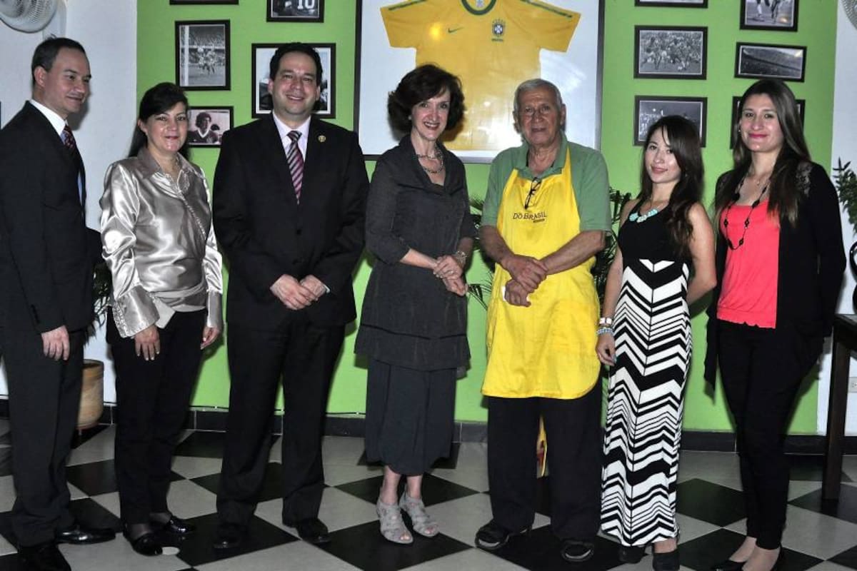 Jorge Zuluaga, Consul honorario de Brasil; Nora Zuluaga, Reynaldo José D’Silva Uribe, María Elisa Berenguer, embajadora de Brasil; Reynaldo D’Silva, Karen López, representante de la Gobernación de Casanare, y Shirley Rodríguez, funcionaria de la Embajada de Brasil. (Foto: Laura Herrera/ VANGUARDIA LIBERAL)