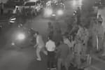 Video: un hombre embistió a dos soldados y un policía para huir de un retén en Bucaramanga