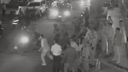 Video: un hombre embistió a dos soldados y un policía para huir de un retén en Bucaramanga