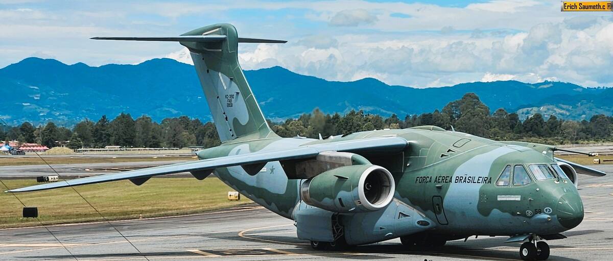 El Embraer C-390 Millennium es un avión de transporte militar de tamaño mediano, bimotor y propulsado por reactores, diseñado y producido por el fabricante aeroespacial brasileño Embraer . Foto: Eric Saumetc