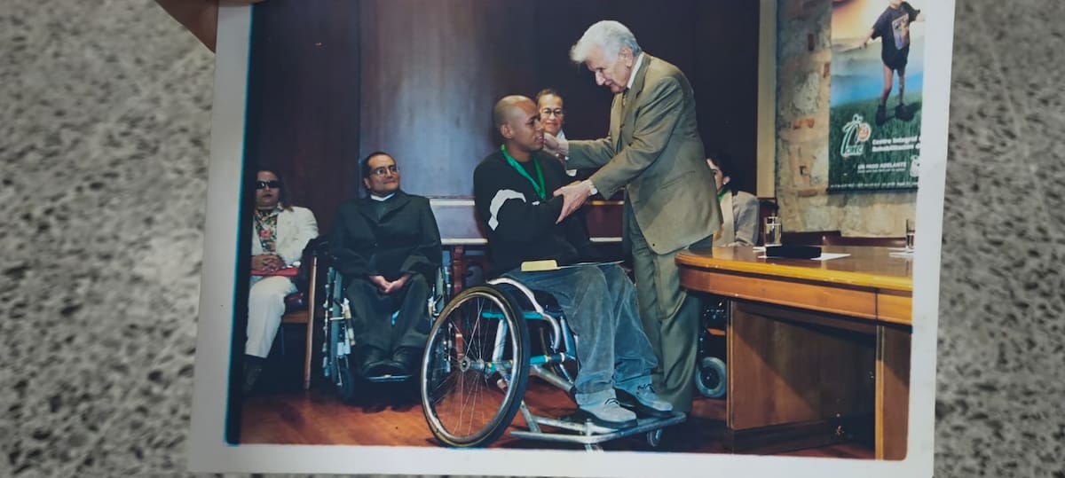 Emeison Calle siendo condecorado por sus logros deportivos y su aporte al deporte paralímpico en Santander.