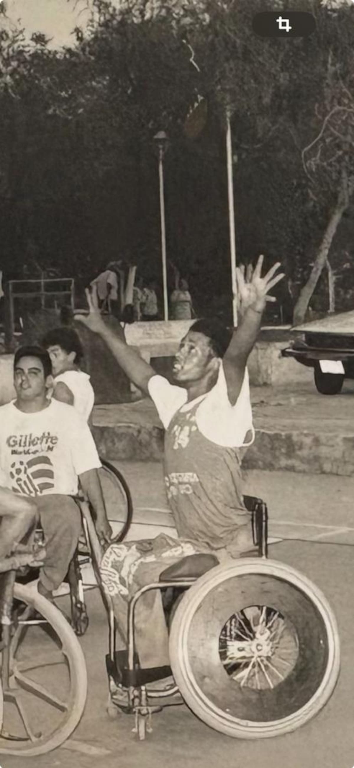 Emeison Calle en plena acción durante un partido de baloncesto en silla de ruedas, deporte en el que se destacó nacional e internacionalmente.