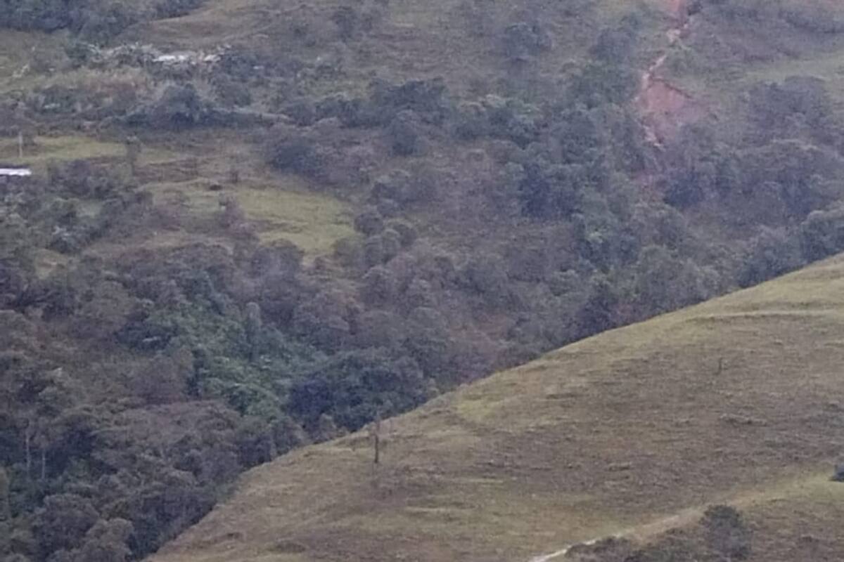Maquinaria amarilla trabaja en la rehabilitación de pasos afectados por el clima extremo que amenaza la estabilidad de diversas estructuras rurales. | Foto: Jorge Ríos