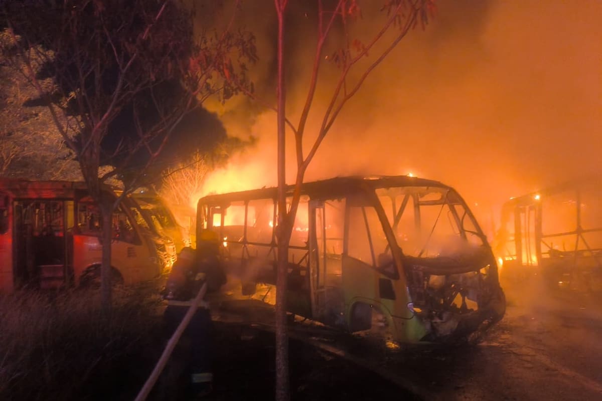 Emergencia en Girón: 21 buses impactados tras incendio en el portal de Metrolínea