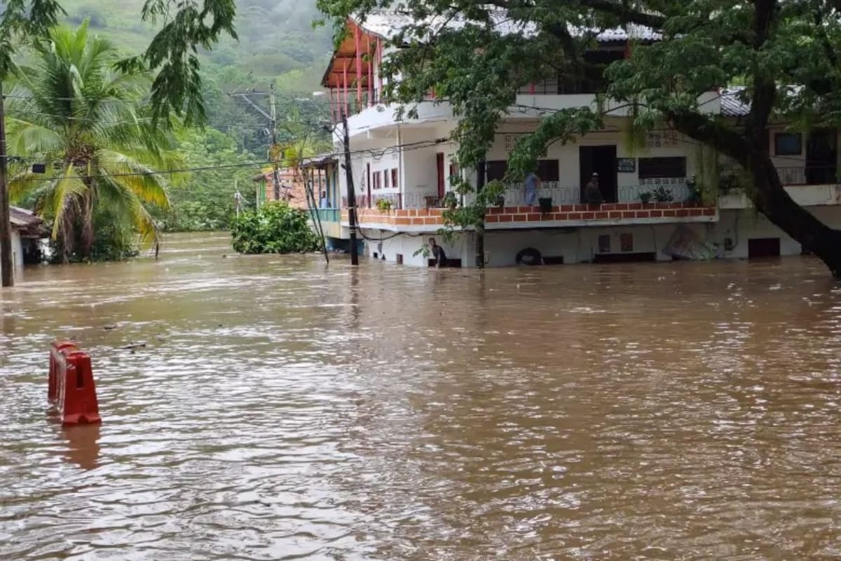 Los organismos de socorro pidieron a la ciudadanía mantener la precaución e ir a zonas seguras, ya que se prevé que seguirá lloviendo.