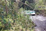 Emergencia: bus turístico con pasajeros cayó al río