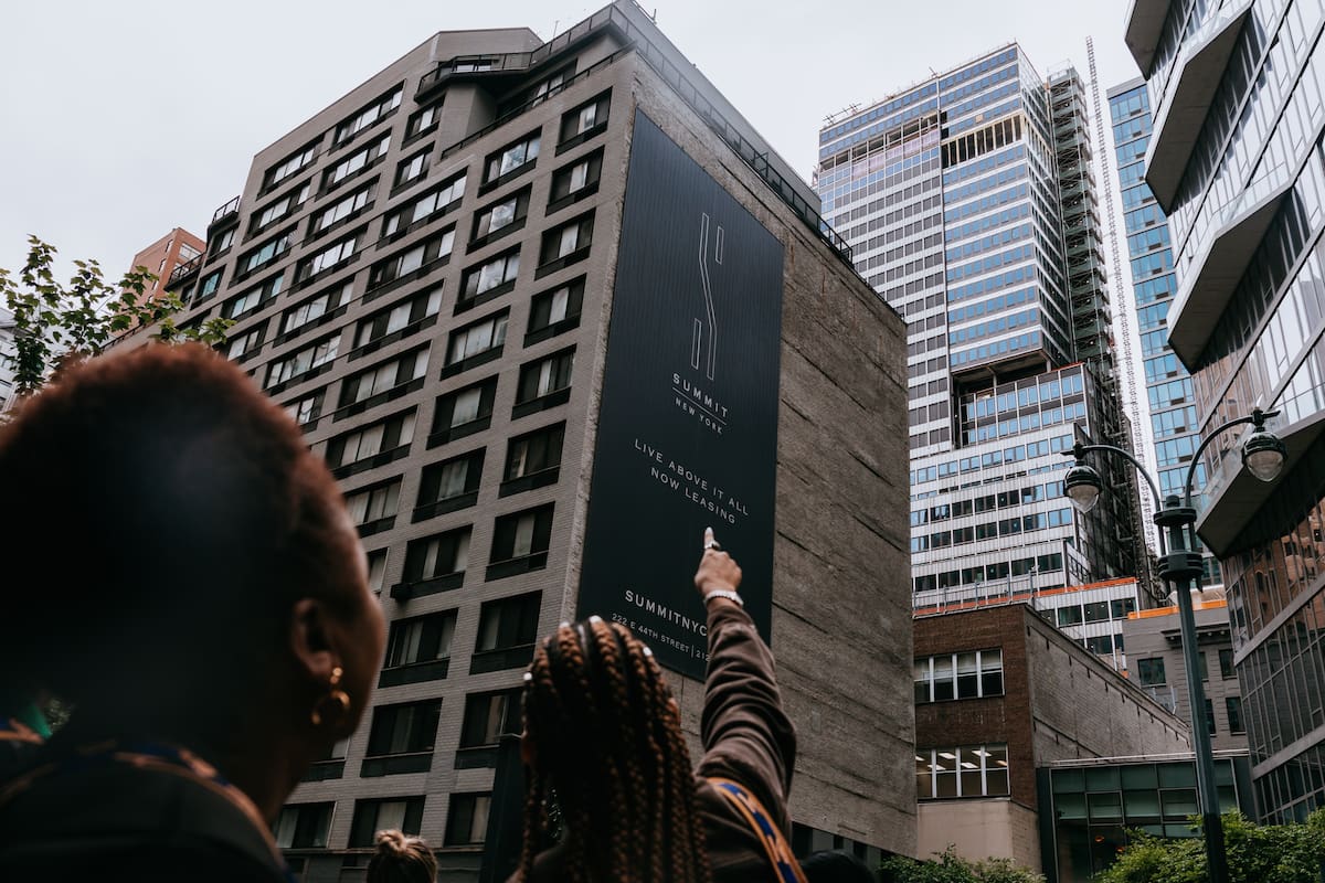 Emergencia en la calle 42 de Nueva York: Desalojan edificio por daños estructurales.