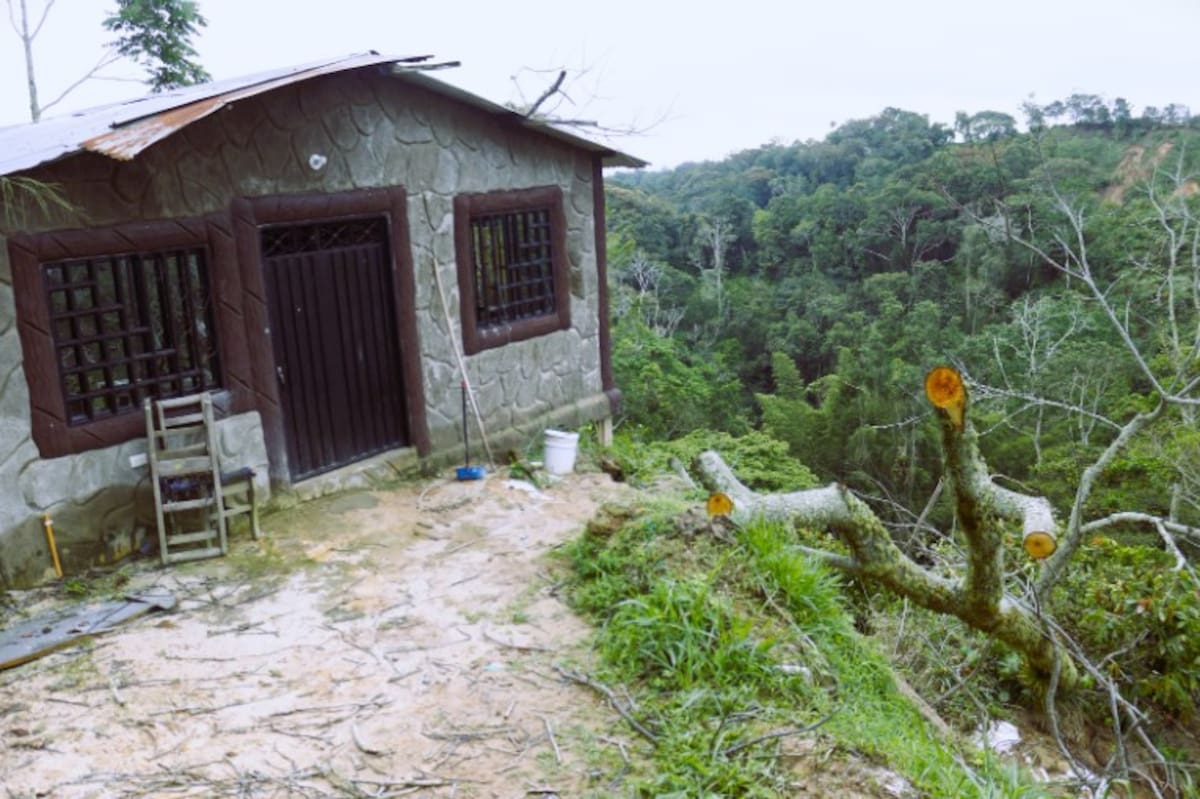 Alrededor de cinco casas quedaron ‘en el aire’ y a un paso del abismo. Foto: Felipe Jaimes Lagos / VANGUARDIA