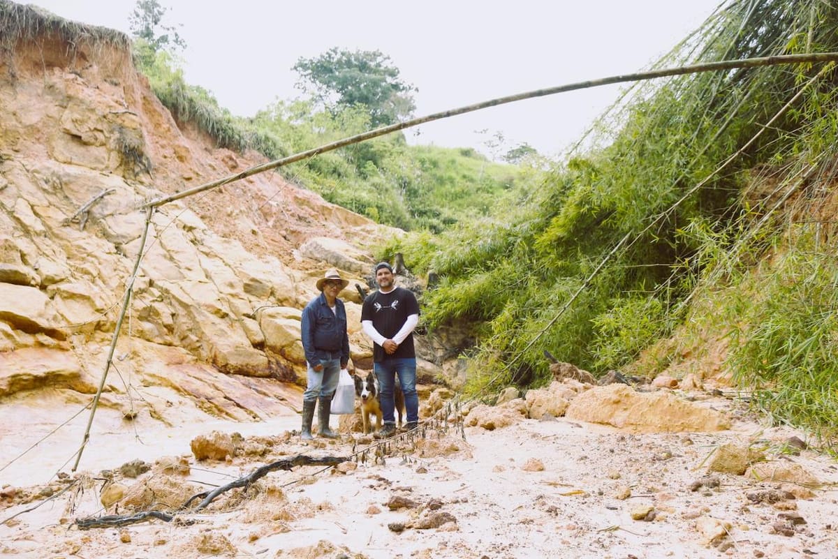 El paso principal de la vereda San Gabriel está completamente sellado por el barro y ramas desprendidas. Foto: Felipe Jaimes Lagos / VANGUARDIA