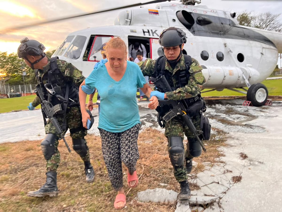 Algunos damnificados de la vereda Vanegas, en Lebrija, tuvieron que ser auxiliados con la ayuda de helicópteros (Fotos suministradas / VANGUARDIA).