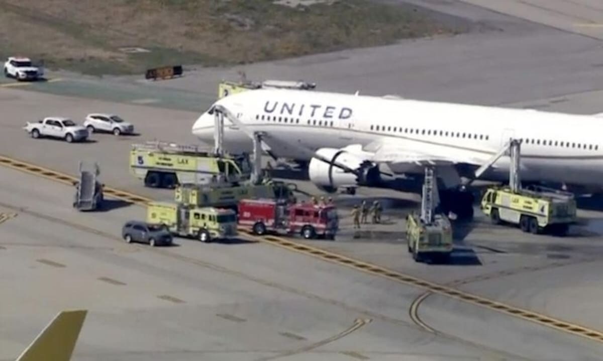 ¡Mayday! Por un fallo en el motor, avión con 180 pasajeros aterrizó de emergencia en Los Ángeles.