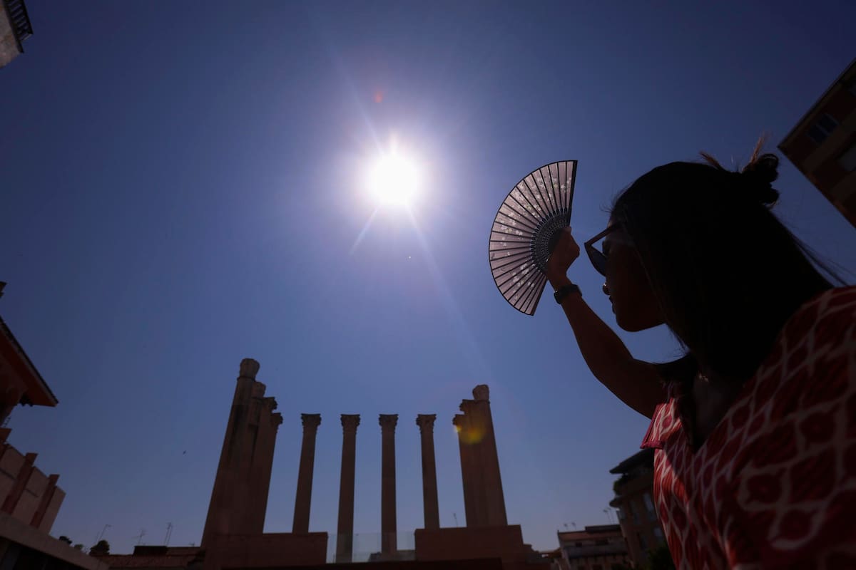Una viandante intenta protegerse del sol este jueves en Córdoba. La Agencia de Emergencias de Andalucía (EMA) ha pedido extremar la vigilancia en niños, ancianos y enfermos crónicos ante los avisos meteorológicos por calor activos hasta en cuatro provincias de Andalucía y que, al menos, se mantendrán hasta el próximo sábado. EFE/ Salas