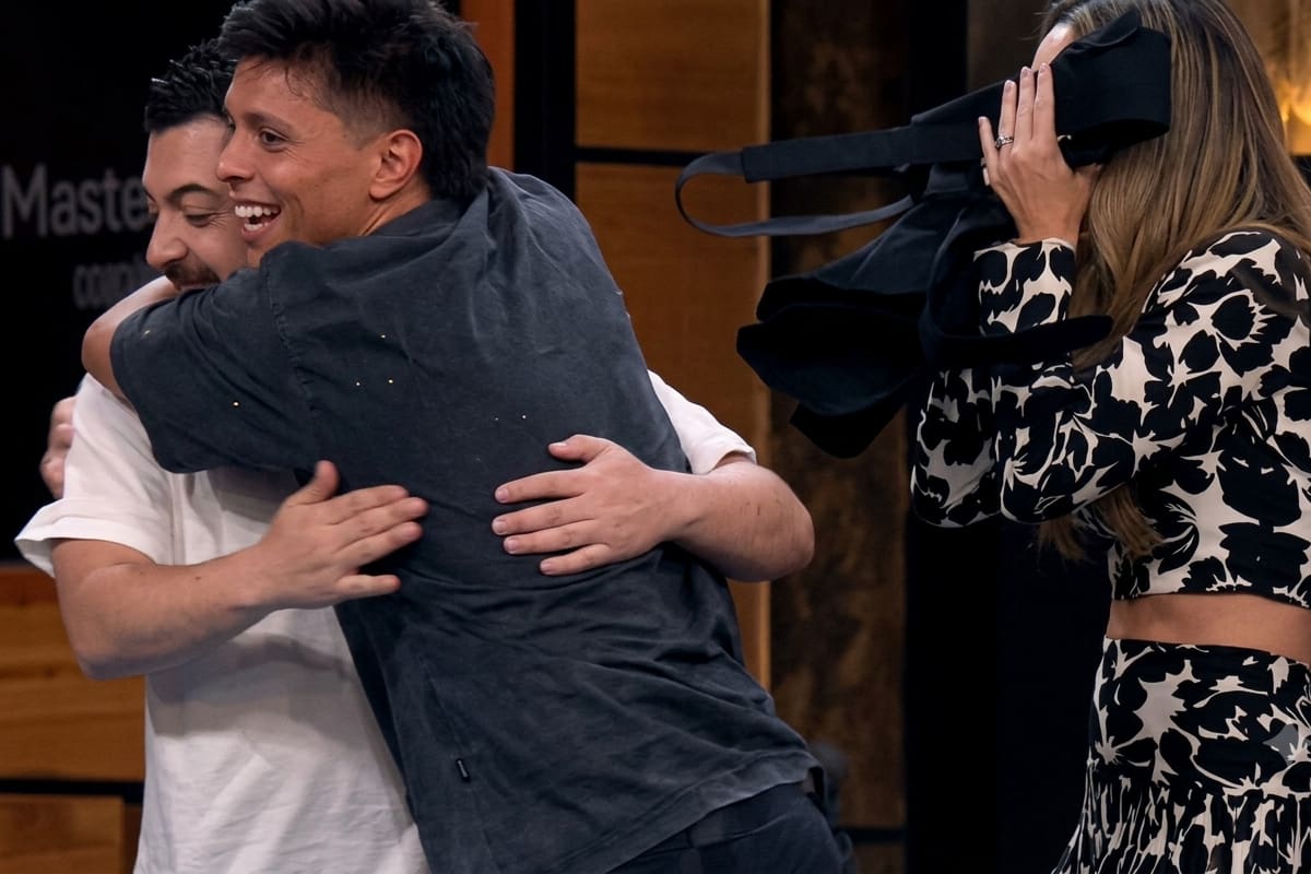 Emiro Navarro golpea por accidente a Claudia Bahamón en MasterChef Celebrity 2026. | Foto: Captura tomada de video, y retocada con IA.