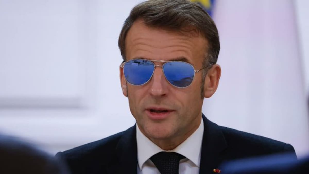 Emmanuel Macron apareció con gafas de sol y dijo que tendrá que usarlas "por un tiempo" debido a un pequeño problema en el ojo.