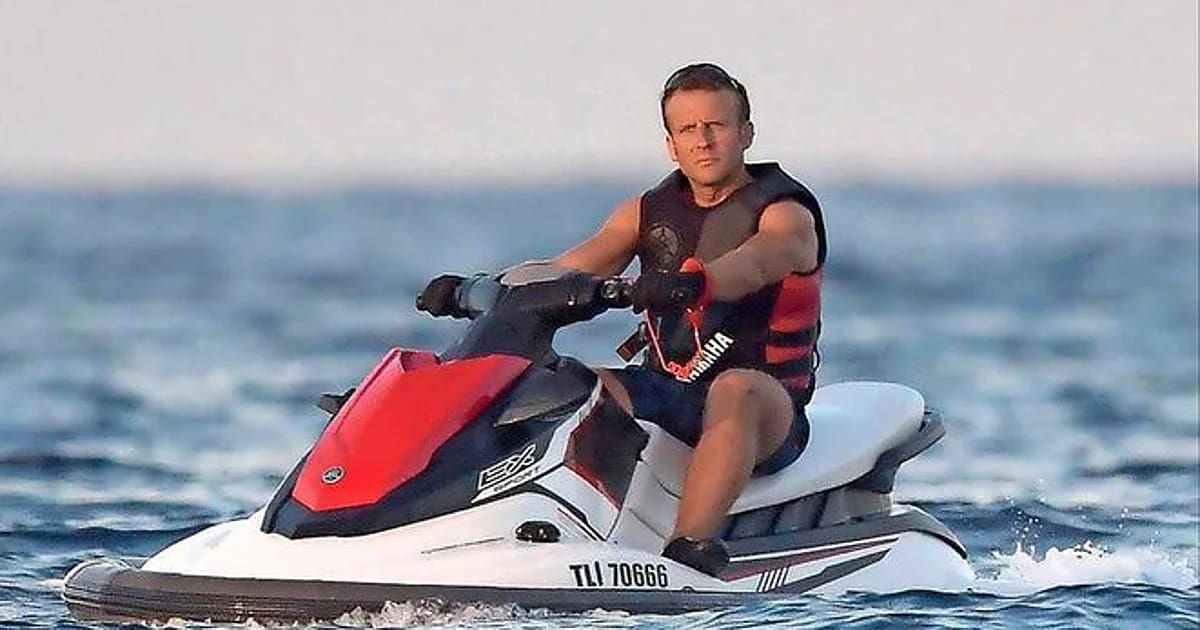 El presidente francés, Emmanuel Macron, disfruta de sus vacaciones en medio de la polémica.