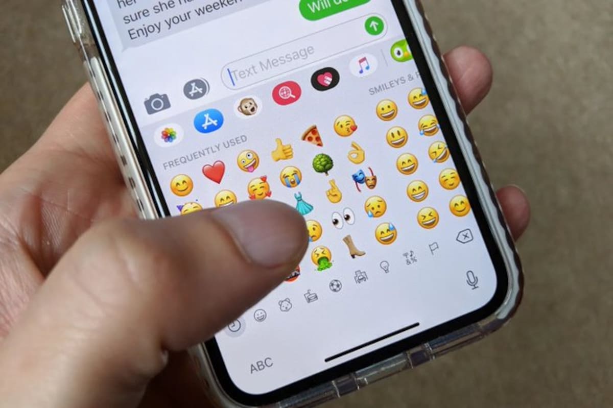 Una persona observa los emojis en su celular.