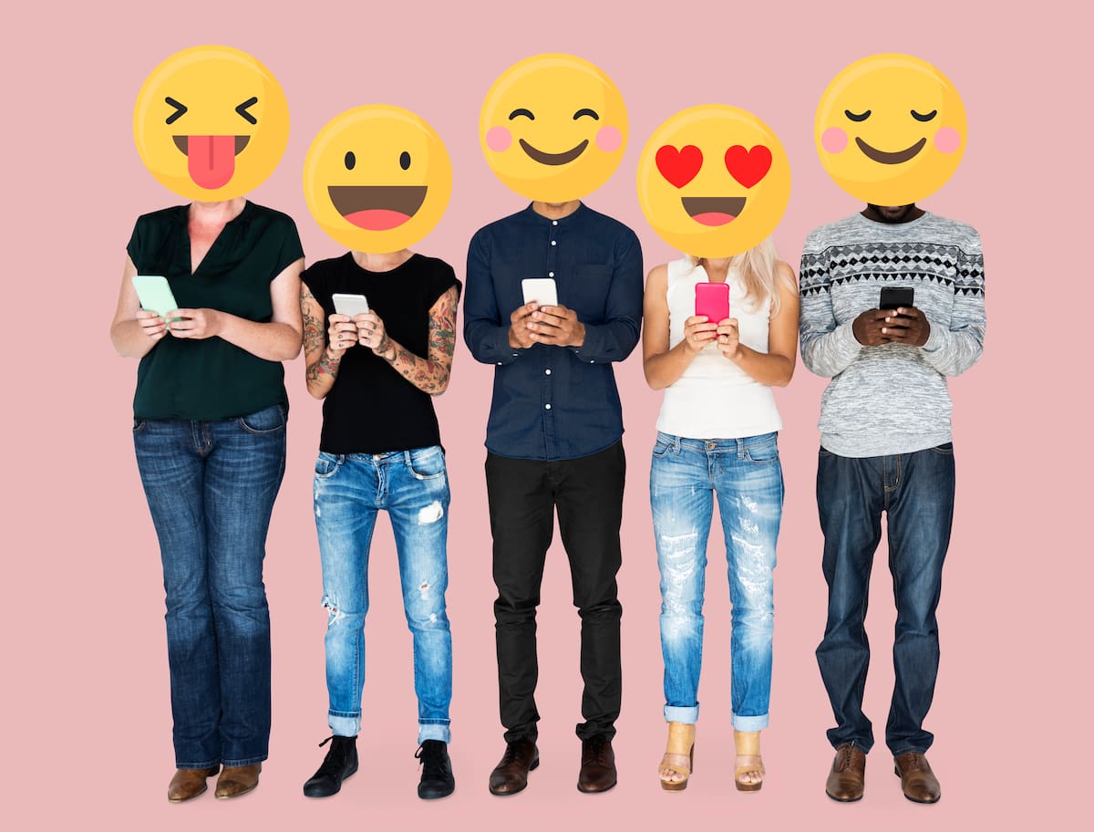 Los emojis son imágenes, mientras que los emoticonos son secuencias de caracteres de texto.