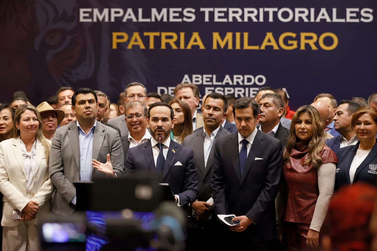 AME4772. BOGOTÁ (COLOMBIA), 30/07/2026.- El presidente electo de Colombia, Abelardo de la Espriella (3-i), habla durante en un empalme territorial con alcaldes de Cundinamarca este jueves, en Bogotá (Colombia). EFE/ Mauricio Dueñas Castañeda