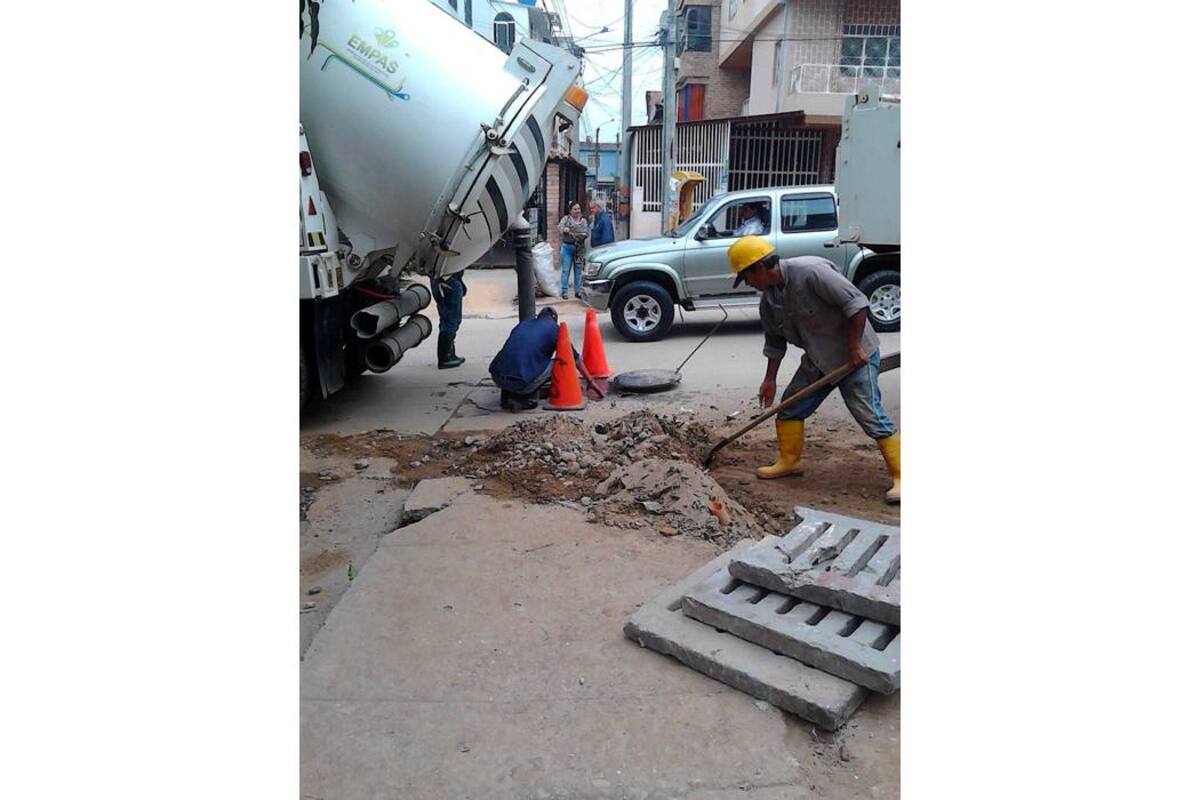 Operarios de Empas retiraron el material de arrastre que se acumuló sobre la vías para evitar que nuevamente cayera a los sumideros y los taponaran. (Foto: Suministrada/VANGUARDIA LIBERAL)