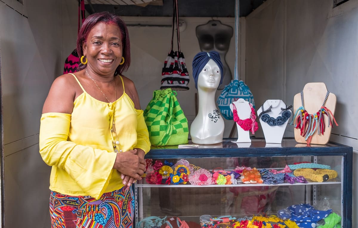 Las mujeres lideran el 51,6 % de los negocios urbanos en Colombia, según el Censo Económico Nacional Urbano, aunque aún enfrentan importantes brechas económicas.