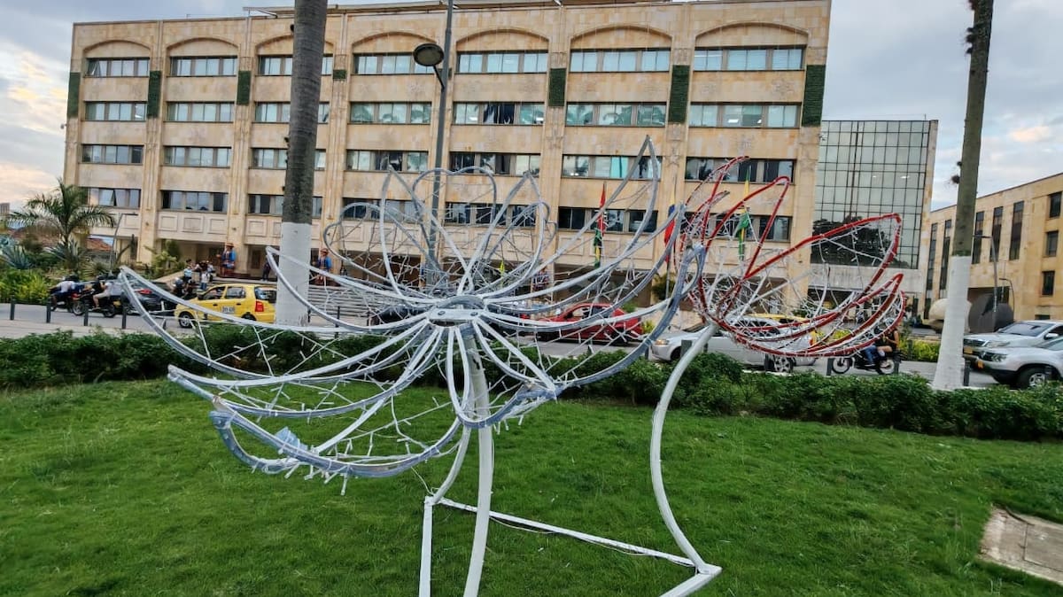 La contratación del alumbrado navideño de Bucaramanga terminó envuelta en un escándalo. Una empresa de servicios públicos de Antioquia recibió $7.000 millones para este fin, pero no instaló una sola luz. Por el contrario, subcontrató la labor, quedándose con $729 millones por la intermediación. Esta es la denuncia. Foto: Marco Valencia / Vanguardia.