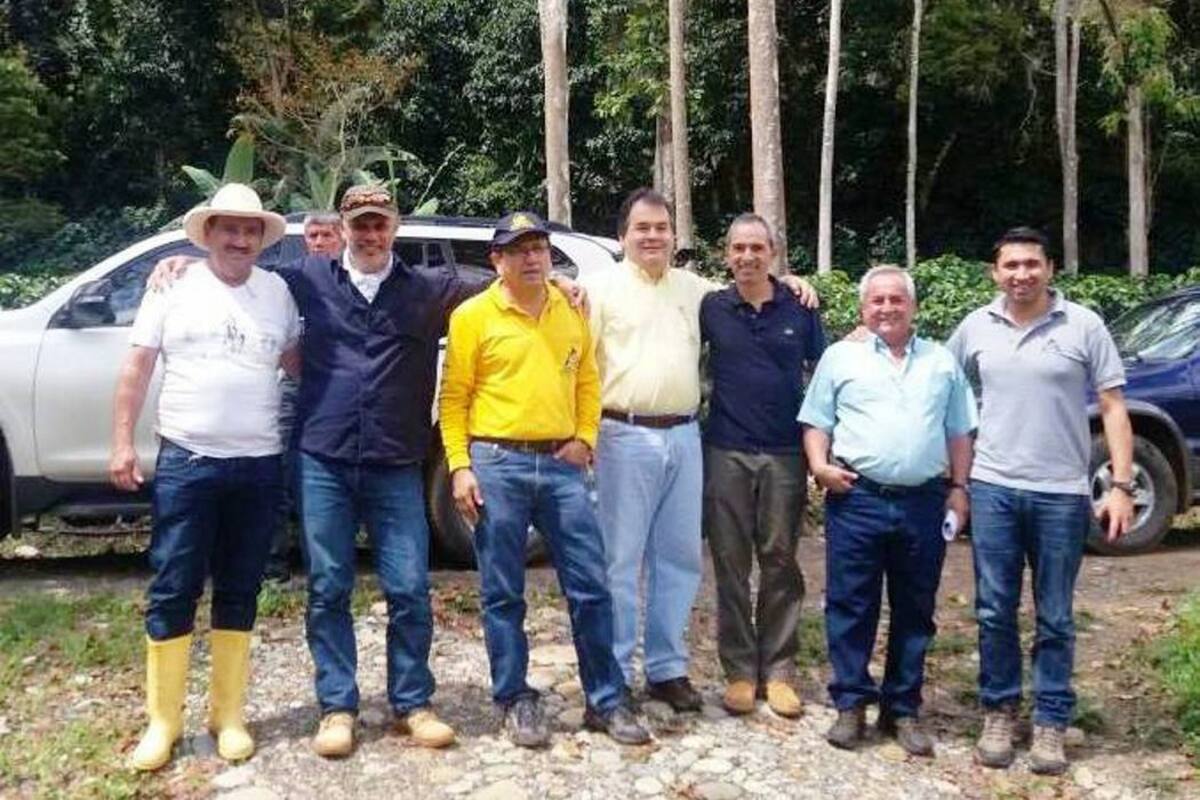 Caficultores del Socorro, en compañía de Christian Hackenberg, de Starbucks Coffe, empresa compradora de café en la región. (Foto: suministrada/VANGUARDIA LIBERAL )