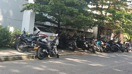 En Bucaramanga, comunidad se queja por “la creciente invasión” de andenes en la Avenida 42