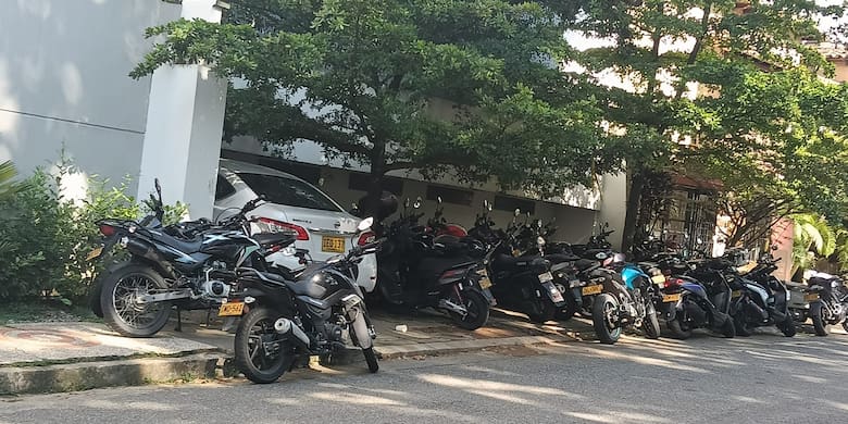 En Bucaramanga, comunidad se queja por “la creciente invasión” de andenes en la Avenida 42