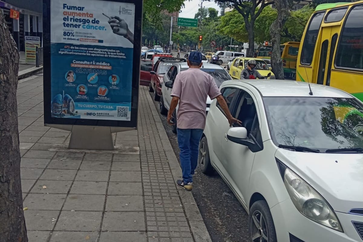 Como se observa, los transportistas informales se ubican a la espera de pasajeros y ocupan todo un carril, a la altura de la calle 48. (Foto: suministrada / VANGUARDIA)