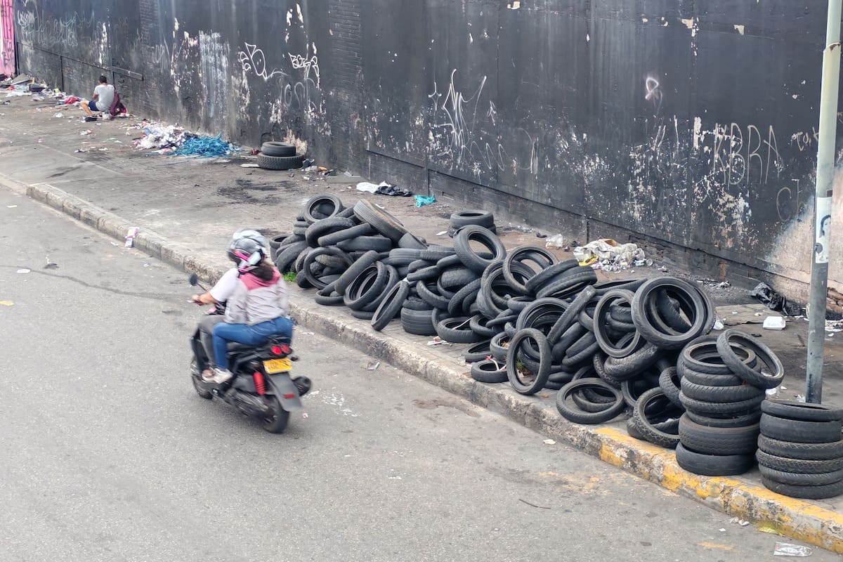Una de las zonas críticas por indebida disposición de llantas en calles de Bucaramanga es la Avenida Quebradaseca, entre carreras 12 y 14. Los comerciantes reclaman tareas de limpieza por parte del Municipio. (Foto: Marco Valencia / VANGUARDIA)