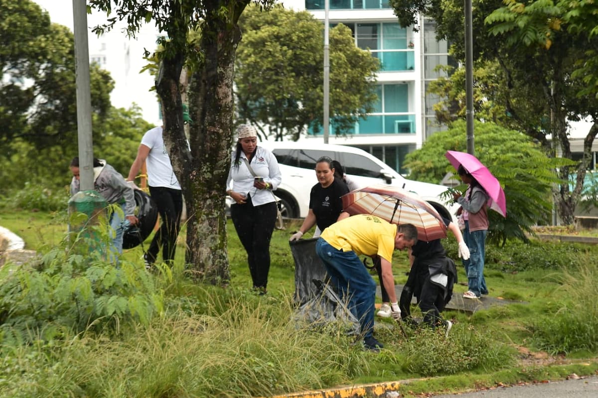 Entornos públicos en diferentes comunas de Bucaramanga fueron atendidos a lo largo de este viernes. (Fotos: suministradas / VANGUARDIA)
