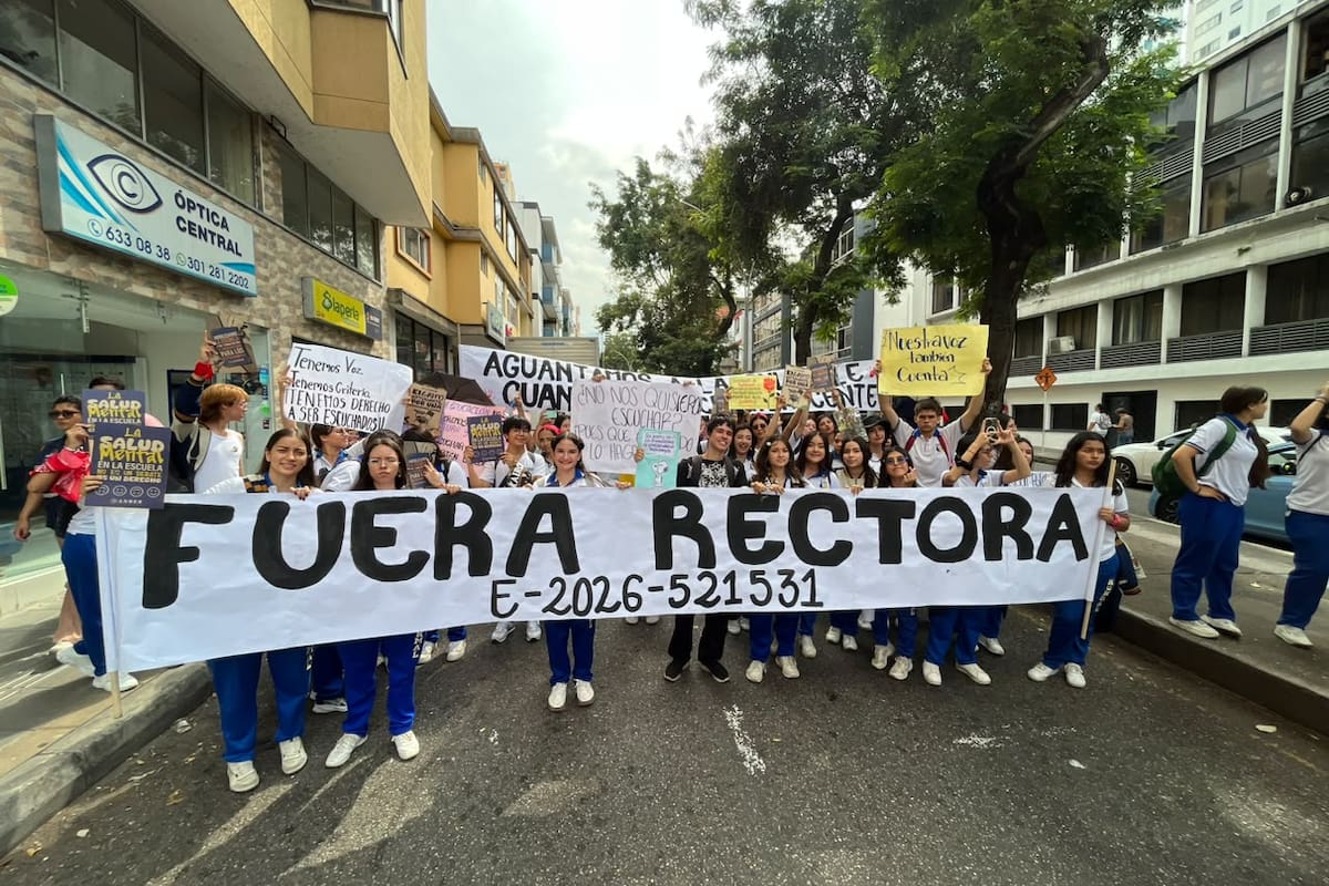 Después de bloquear ambos sentidos de la carrera 27, los manifestantes marcharon hasta el Centro de Bucaramanga. Al final de esta jornada de protestas, voceros de los afectados fueron atendidos en la Alcaldía. (Foto: Jaime Moreno / VANGUARDIA)