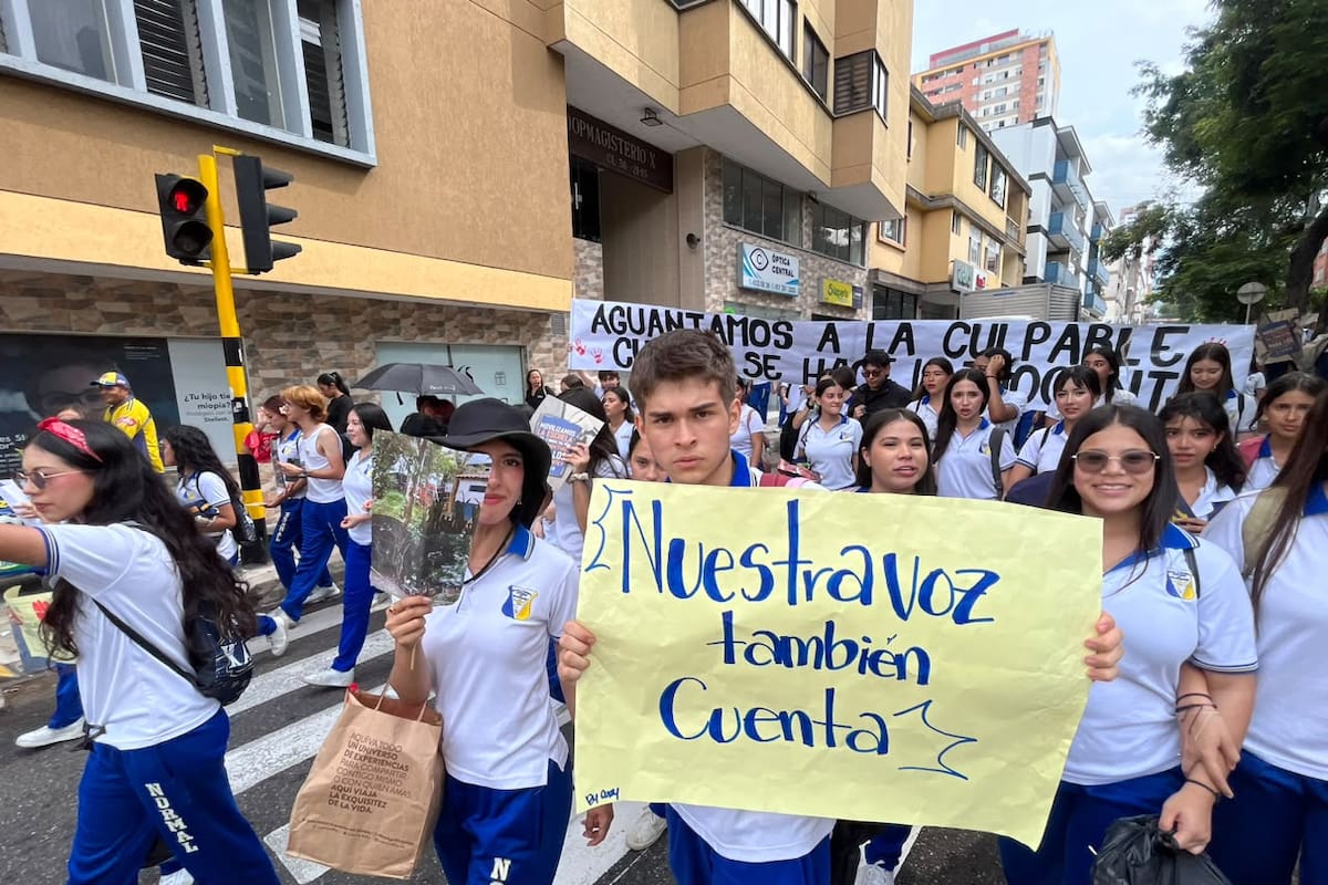 Un sector de la comunidad académica, conformado por estudiantes, padres y docentes, pide la salida de la rectora de la Escuela Normal Superior de Bucaramanga. (Foto: Jaime Moreno / VANGUARDIA)