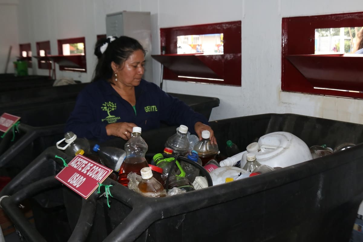 Las propiedades horizontales ya deben contar con sistemas para la separación de residuos en los tres códigos de colores: verde (orgánicos), blanco (reciclables) y negro (no aprovechables). (Foto: archivo / VANGUARDIA)