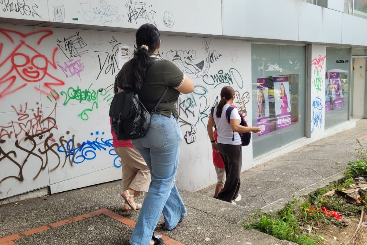 Así se encuentran varios muros y fachadas sobre la calle 51, entre carreras 33 y 36, en el sector de Cabecera. Tanto comerciantes como residentes sufren afectaciones en sus negocios y viviendas. (Fotos: Franz Rey / VANGUARDIA)