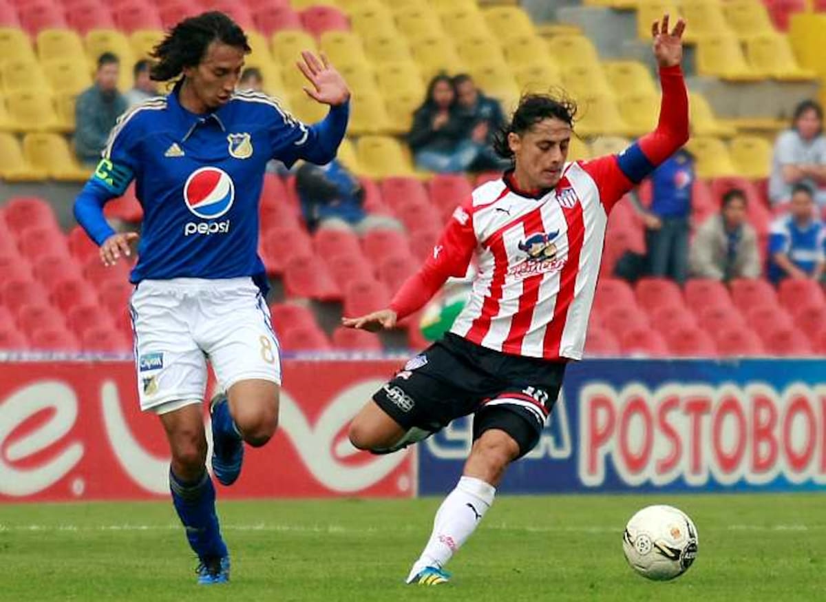 En el estadio Nemesio Camacho El Campín, Millonarios empata 0 0 con Junior. En la foto: Rafael Robayo y Giovanni Hernández. (Colprensa Mauricio Alvarado)