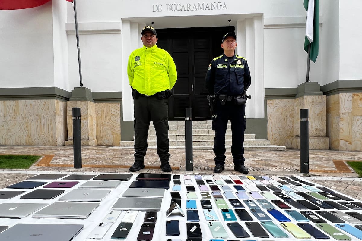 En el operativo fueron incautados 135 celulares, cinco tabletas y 13 computadores portátiles.