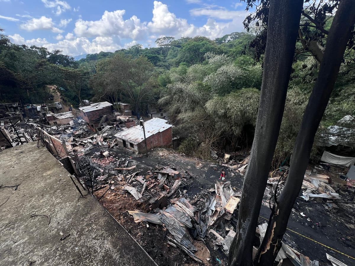 En fotos: devastación total en el 12 de Octubre luego de incendio que arrasó al menos 50 casas