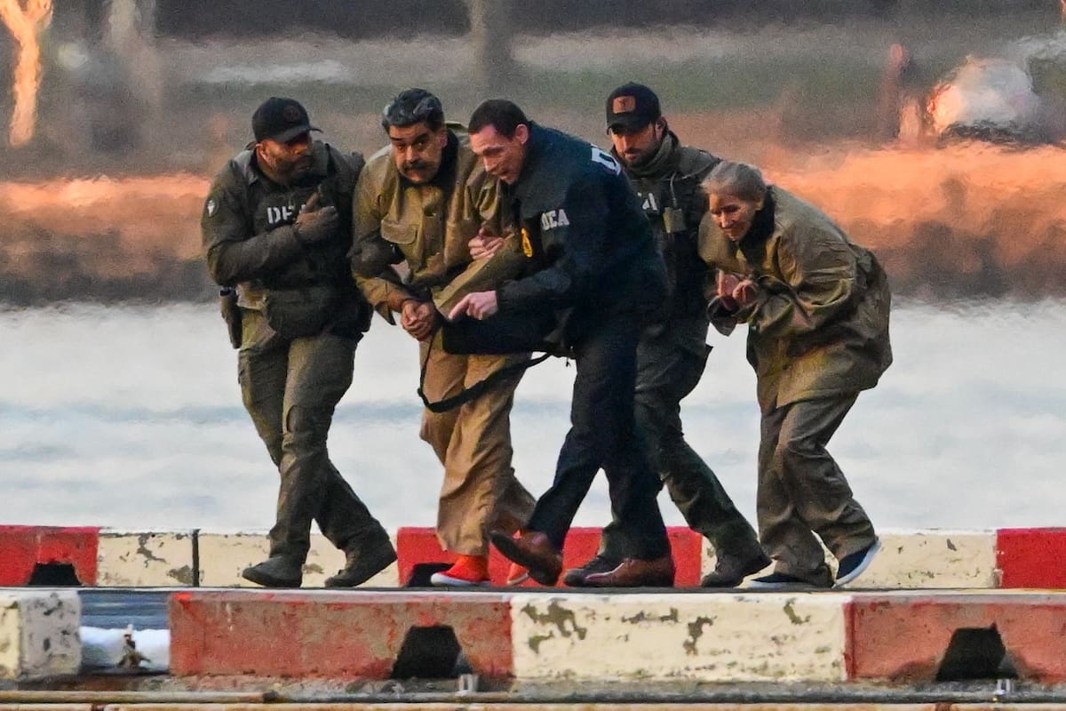 En fotos: esposado y con traje de preso fue la llegada de Nicolás Maduro