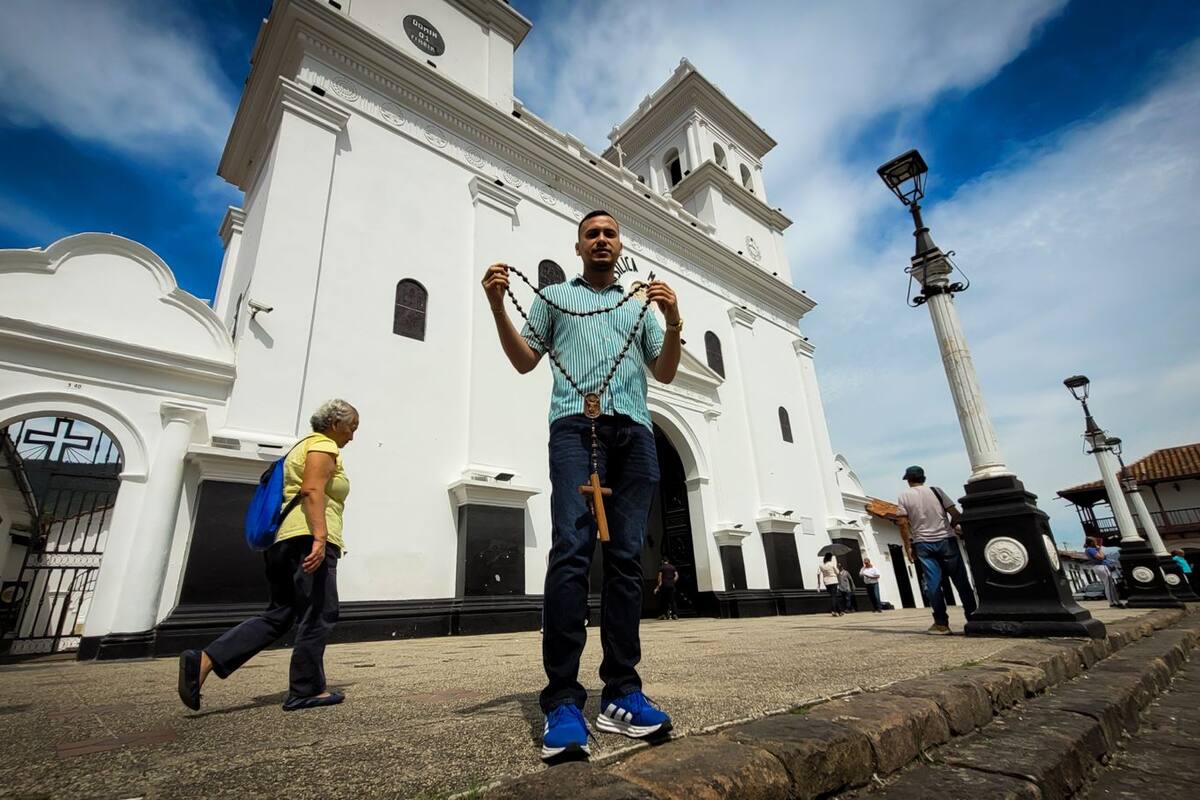 La Basílica Menor San Juan Bautista, ubicada en el Parque Principal de Girón, es uno de los principales atractivos turísticos de este Monumento Nacional. (Foto: Franz Rey / VANGUARDIA)