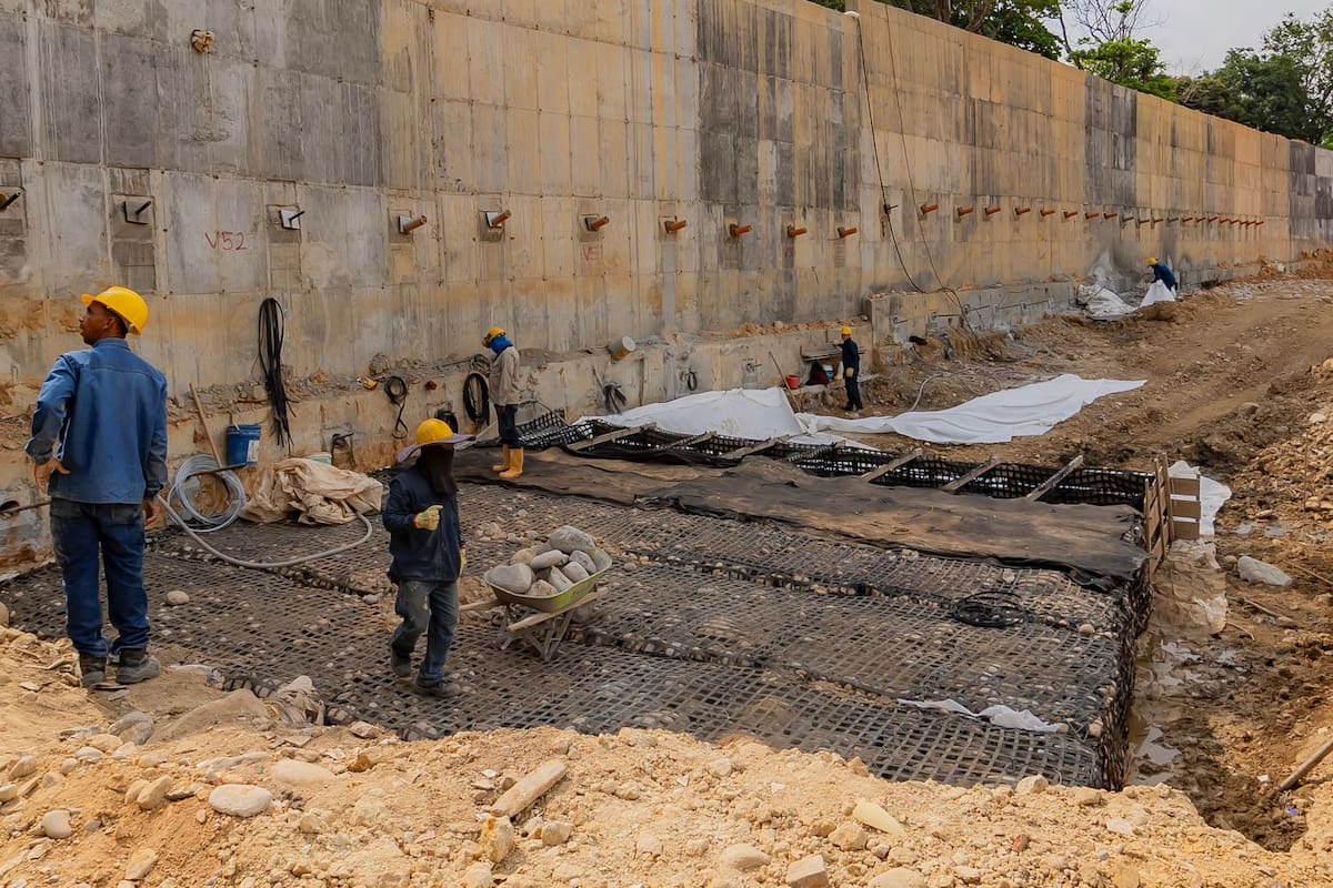 En Girón, zona de riesgo de inundaciones es protegida con nuevo muro de contención
