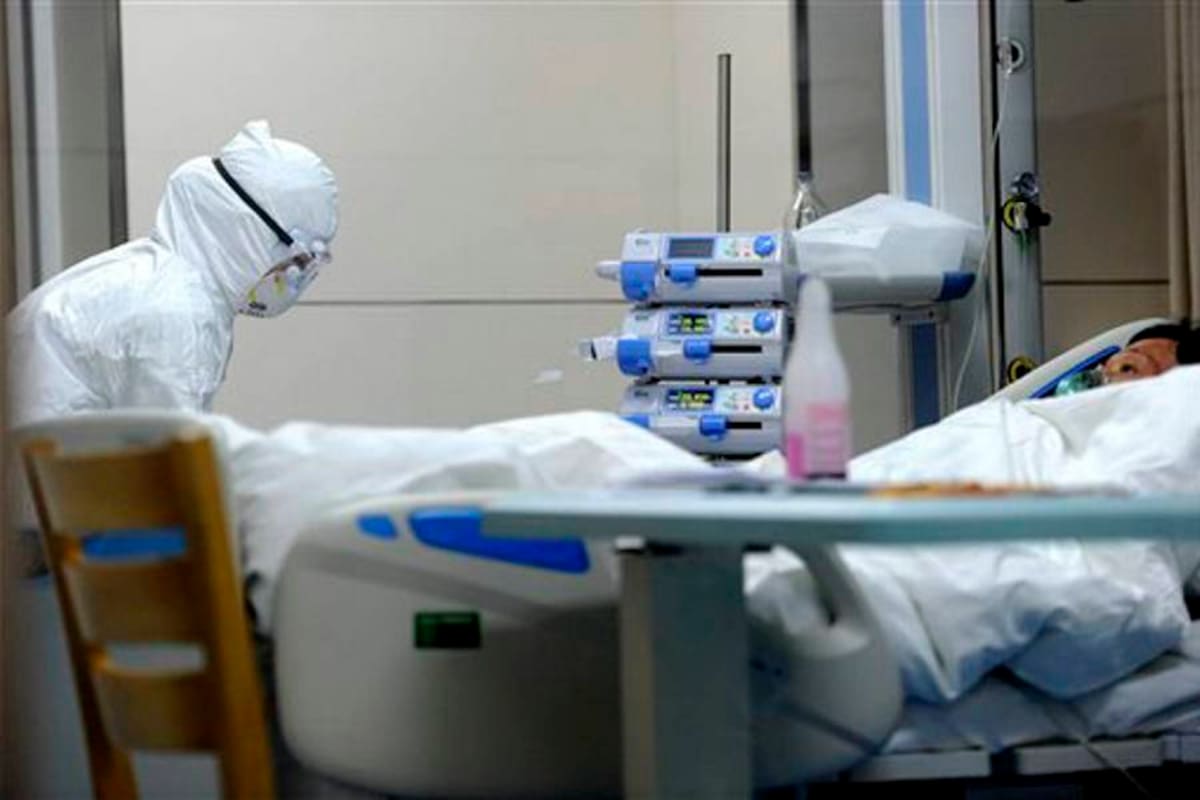 En imagen proporcionada por la agencia estatal de noticias Xinhua, un empleado médico atiende a un paciente de 55 años, que trabajó en una granja avícola y que está infectado con el virus H7N9, de acuerdo con Xinhua, en un hospital de la ciudad de Bozhou, en la provincia Anhui del este de China, el lunes 8 de abril de 2013. Un niño de cuatro años se recupera de una nueva cepa de la gripe aviar que ha causado la muerte de nueve personas en China, informó una médica el miércoles 10 de abril. (Foto AP /Xinhua, Liu Junxi)