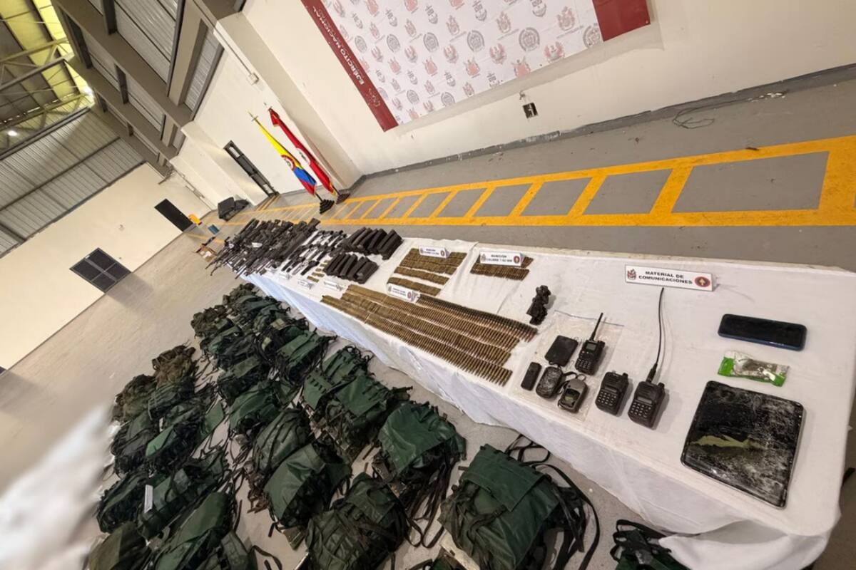 Las autoridades mostraron el armamento y otros elementos encontrados tras la operación contra una estructura armada en Guaviare. Fotos de: prensa Fuerzas Militares.