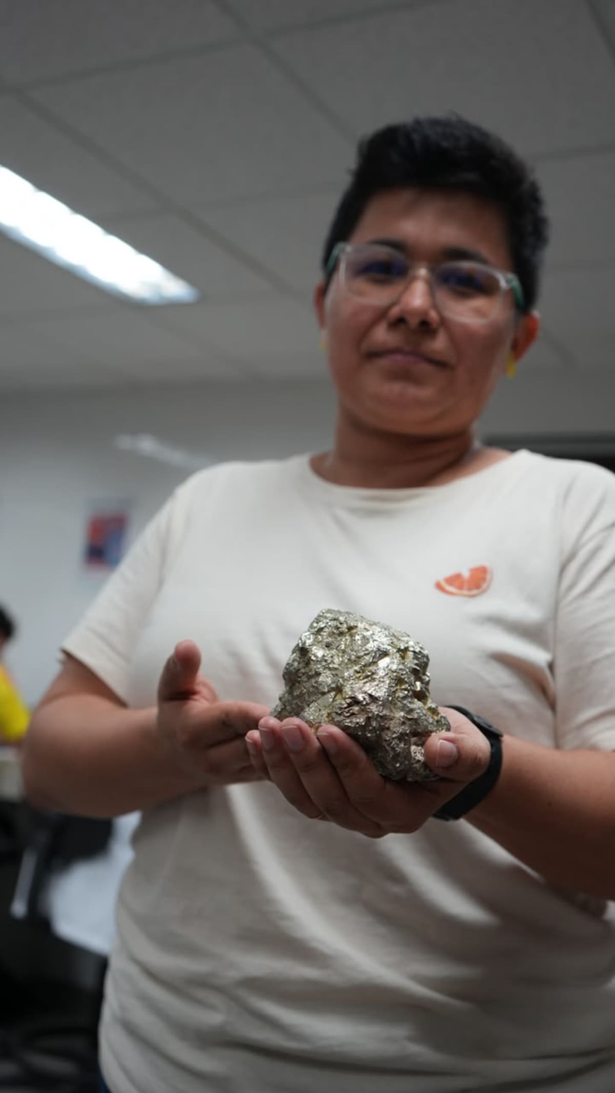 Ladys Ríos Guerrero lleva tres años de docencia en la asignatura de Petrología Ígnea. En este escenario les presenta las muestras a los estudiantes de quinto semestre. Foto: Felipe Jaimes Lagos / VANGUARDIA