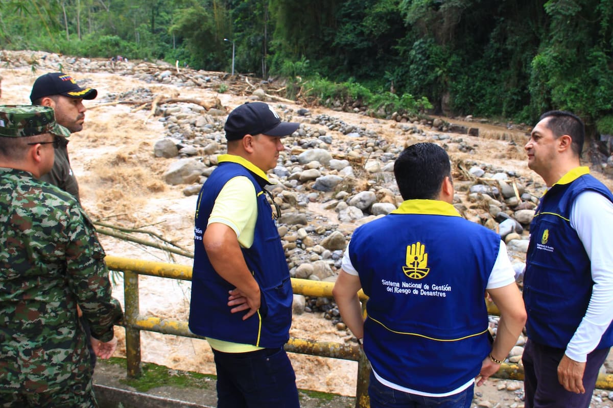 El aumento del nivel de las aguas en tres ríos de Santander también elevó el riesgo de desastres en otras 14 poblaciones. (Fotos: suministradas / VANGUARDIA)