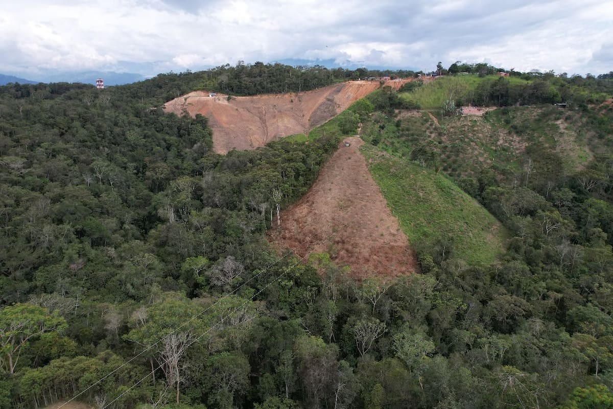 Las afectaciones siguen avanzando y ahora amenazan un predio clasificado por el Municipio como "bosque natural" y "abastecedor de acueducto". (Fotos: suministradas / VANGUARDIA)