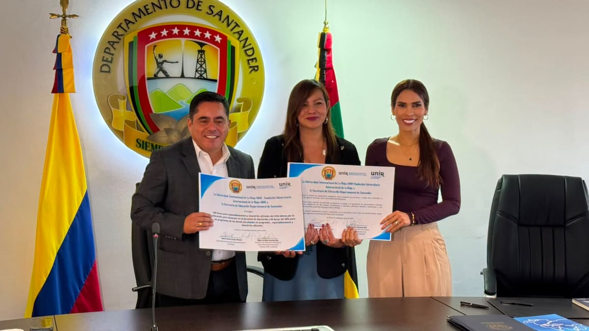 Eduard Jesús Sánchez Ariza, jefe de la Oficina de Gestión del Riesgo de Desastres y Gobernador (e) de Santander; Diana Carolina Concha, directora de Desarrollo Universitario de la Universidad Internacional de La Rioja para Colombia; y Karina Araujo Maestre, secretaria de Educación de Santander.